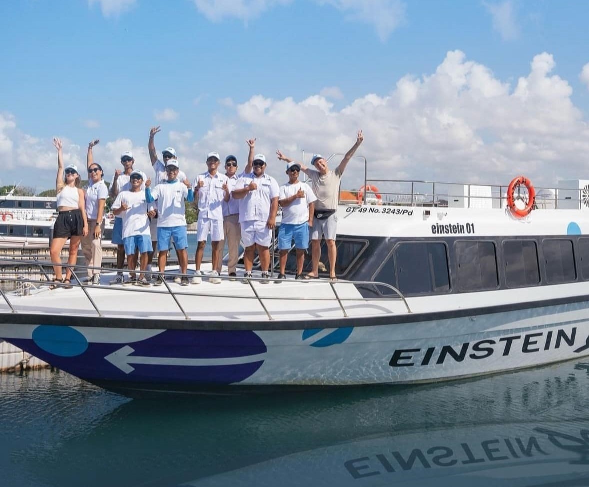 Einstein fast boat
